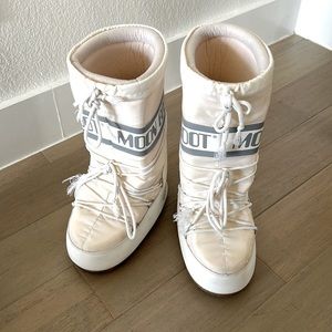 White Moon Boots